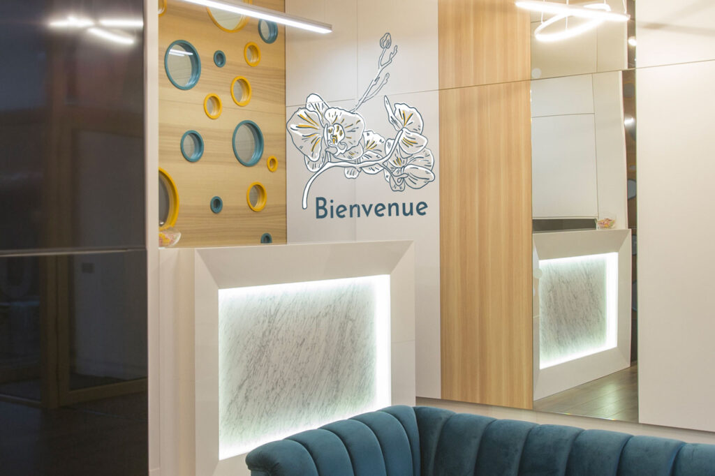 Signalétique originale avec décor graphique végétal - Résidence Les Lys ...